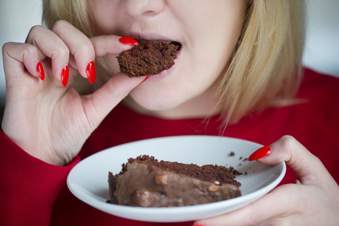 イライラ過食はもう嫌！ストレスによる食べ過ぎを防ぐには？