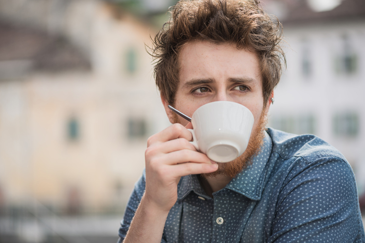 テーブルの水滴を気にする彼は?カフェデート中の言動から知る男性の本性