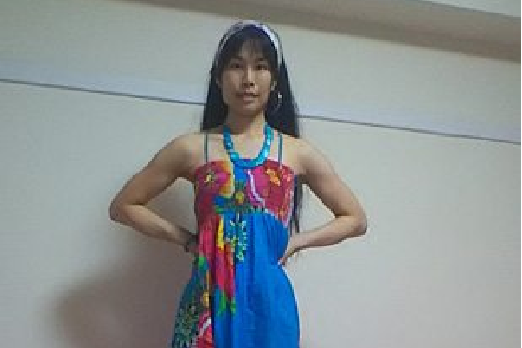 上腹を凹ませるエクササイズ4:手で肋骨を寄せる