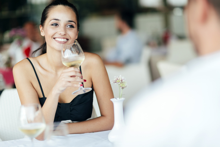 気になる彼との距離はお酒で縮める、ほろ酔いテク♡