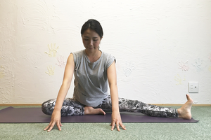 体の柔らかい人は美脚もち！？足のむくみを解消する片足開脚のやり方
