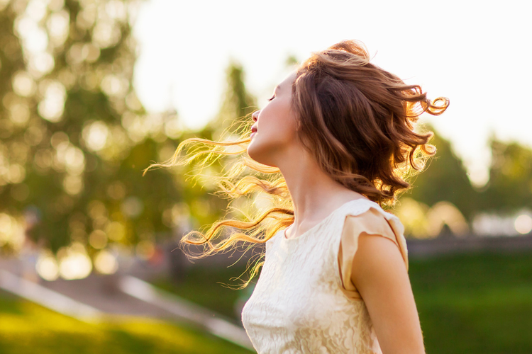 髪も紫外線を受けている!気をつけるべきヘアケア法とは?