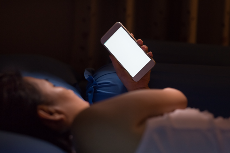 夜にスマホをいじる