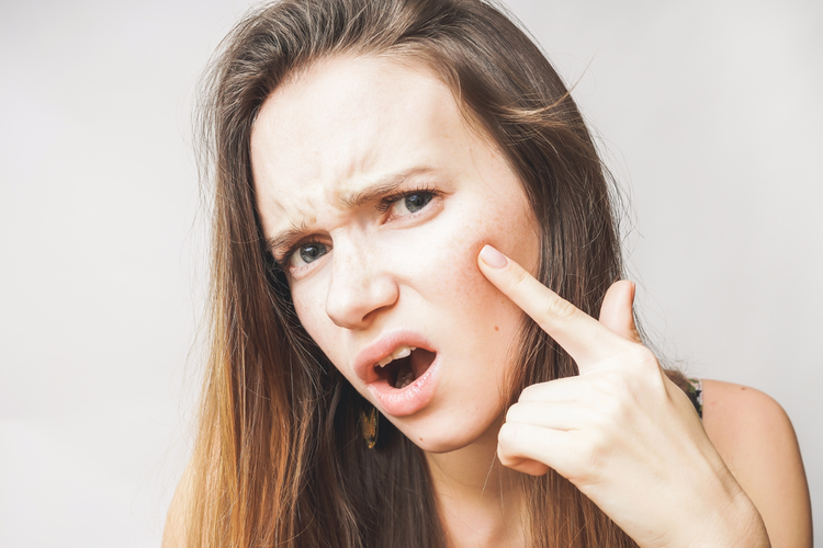 お肌がくすんでる?くすみの原因を招く生活習慣と対策法とは?