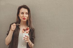 「イライラするとどうして甘い物が欲しくなるの？」ストレスによる食べ過ぎを防ぐ3つの方法
