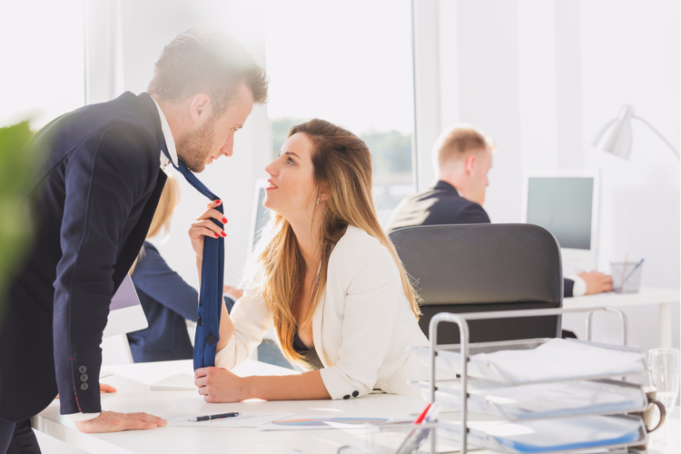 こんなことで!?「秘密の社内恋愛」があっさりバレる4つの瞬間