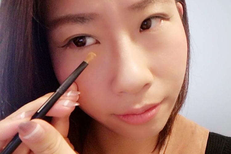 薄茶を目の下に伸ばす