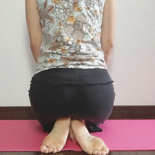 頬のたるみをグッと引き上げ 表情筋を鍛えるライオンのポーズ