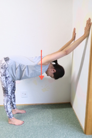 壁を使ったストレッチ