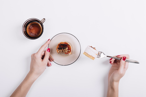 お腹がいっぱいになるまで食べていないのに太るのは、なぜ？