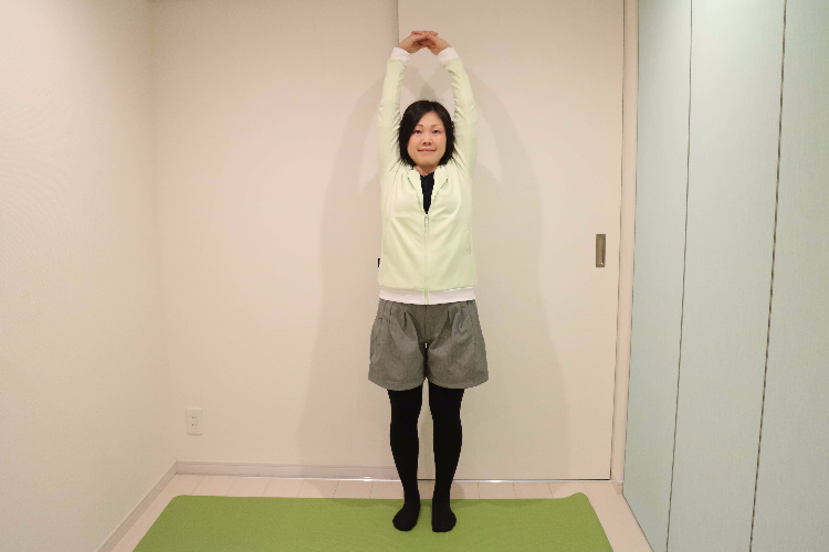 二の腕を伸ばして代謝を高めるエクササイズ