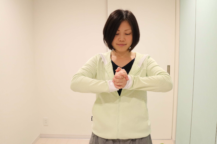 二の腕の筋肉を刺激して引き締めるエクササイズ