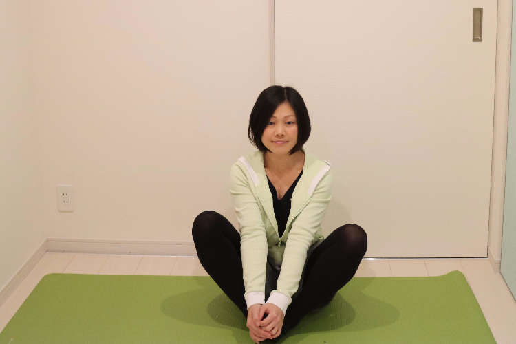 座って揺れるだけ！股関節の可動域を広げるストレッチ【2】
