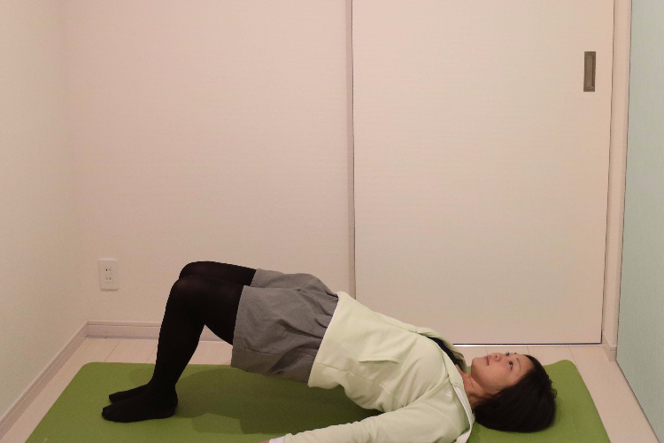 お尻をキュッと引き締めるストレッチ