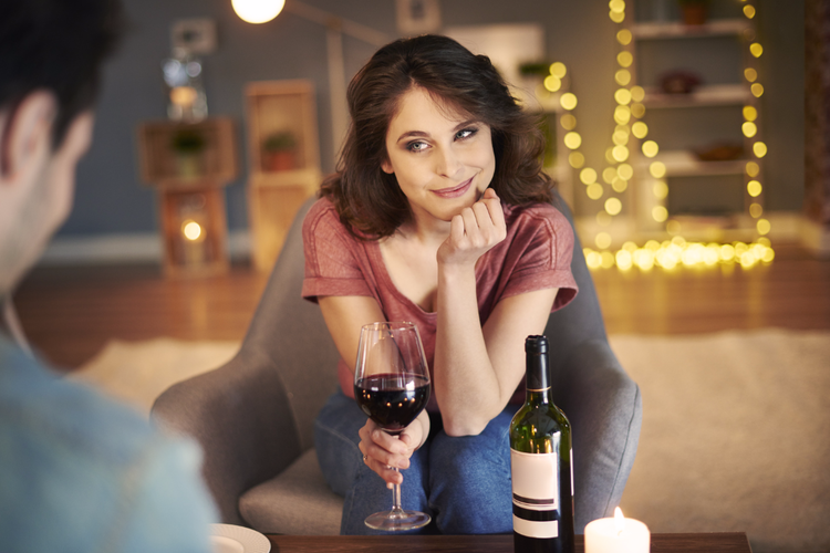 グラスを持つ手ひとつで印象が変わる。飲み方が上品だと思われる女性の作法