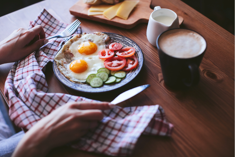 同じ摂取量なら１日２食より３食のほうがやせる？！