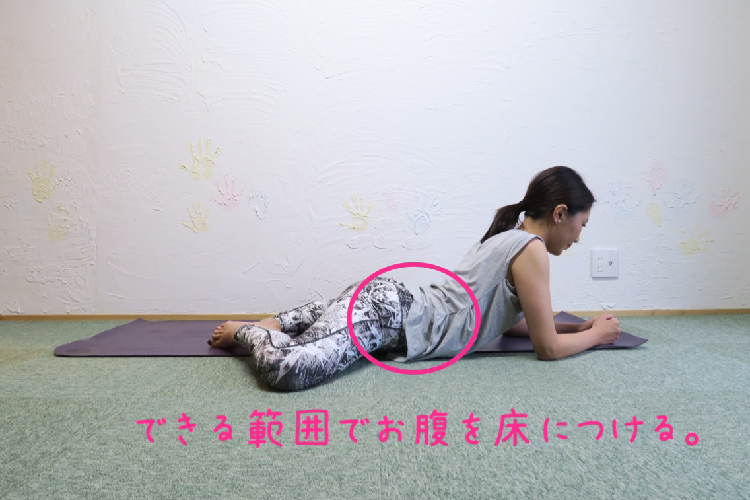 冷えるお腹をぽかぽかに 寝る前1分の カエルのポーズ