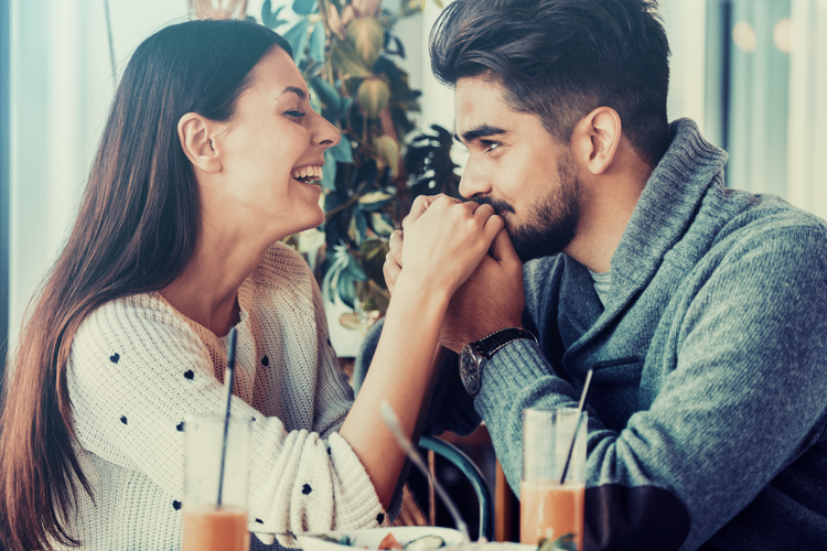 その場にいるだけで男性を魅了する女性が意識している、たった2つの心がけ