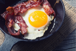 カリッカリのベーコンはNG!?肌老化を加速させる食べ物とは