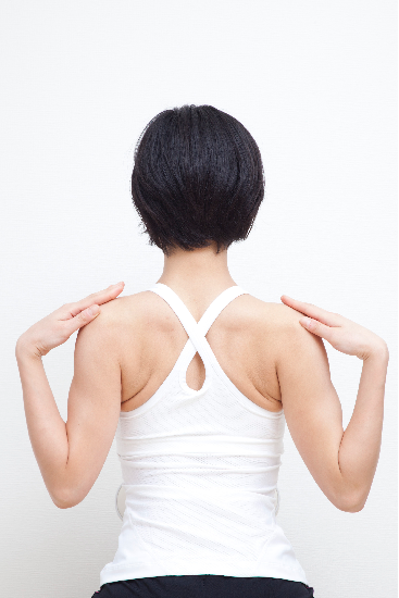 背中のコリの原因とは 肩甲骨が羽のように軽くなるストレッチの方法