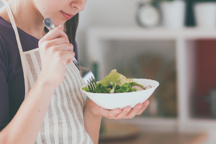 野菜を食べる