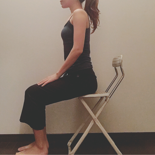 お腹に力を入れて骨盤を立てる