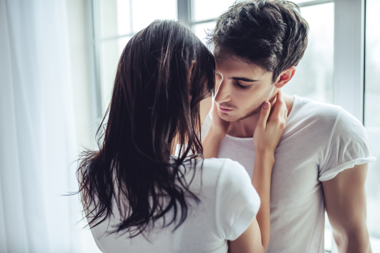 実は意外なアプローチに弱い? 恋愛経験豊富なモテ男を一発で落とす方法