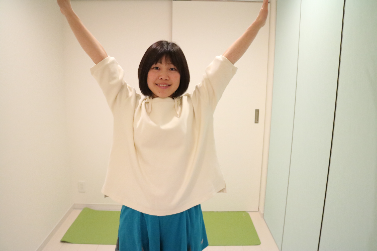 両腕を上げてストン