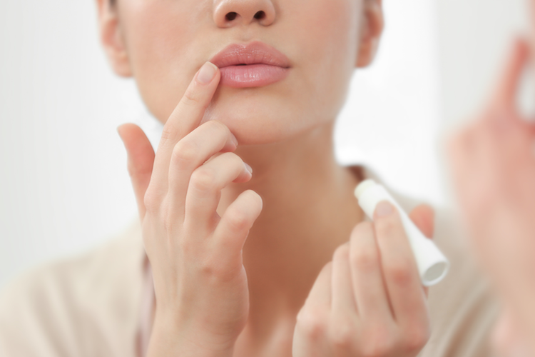 乾燥して唇の皮めくれや荒れが気にならない?そんな時に活用できるリップケア予防法とは?
