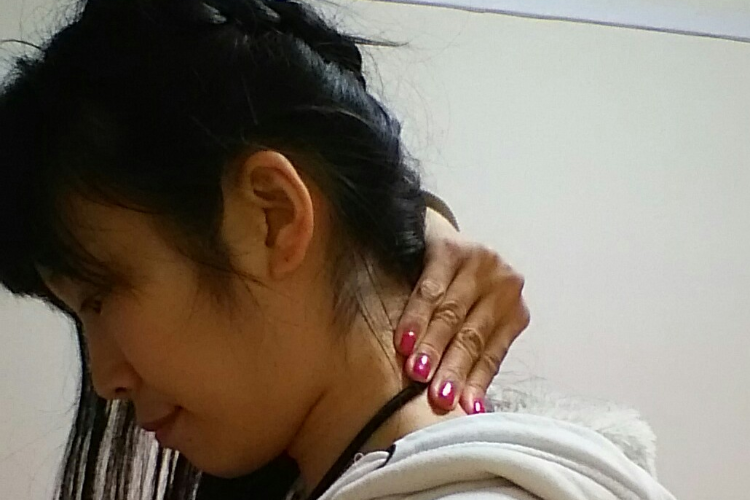 首の後ろのマッサージ