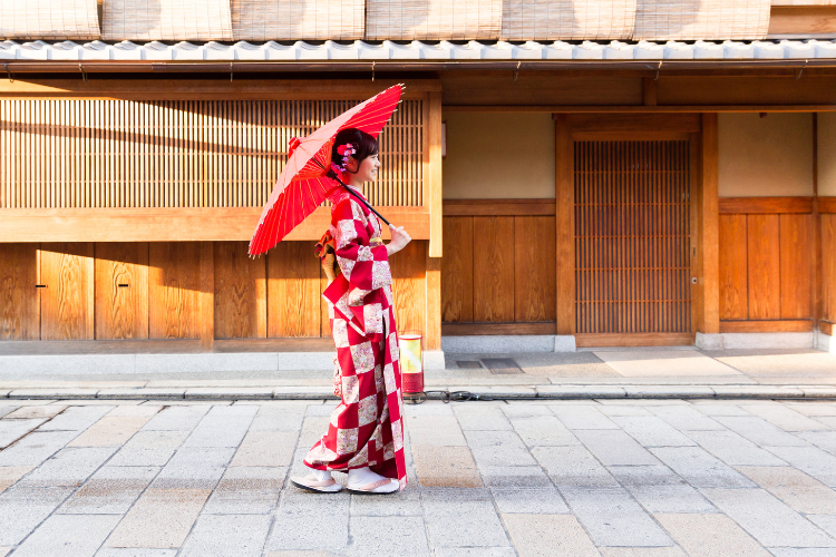 和服で歩く