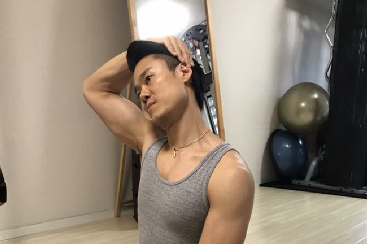 凝り固まった首の筋肉を伸ばす