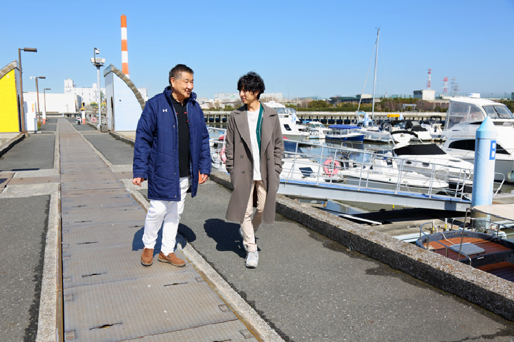 夢の島マリーナを歩く桐山漣さんと清水ろっかん先生