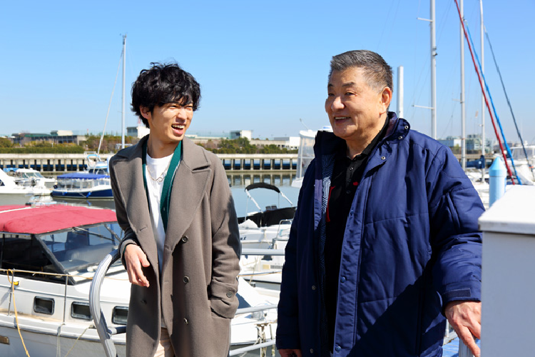 夢の島マリーナを歩く桐山漣さんと清水ろっかん先生