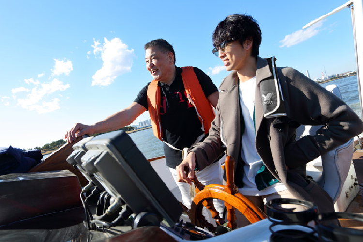 クルーザーを操縦する桐山漣さんと清水ろっかん先生