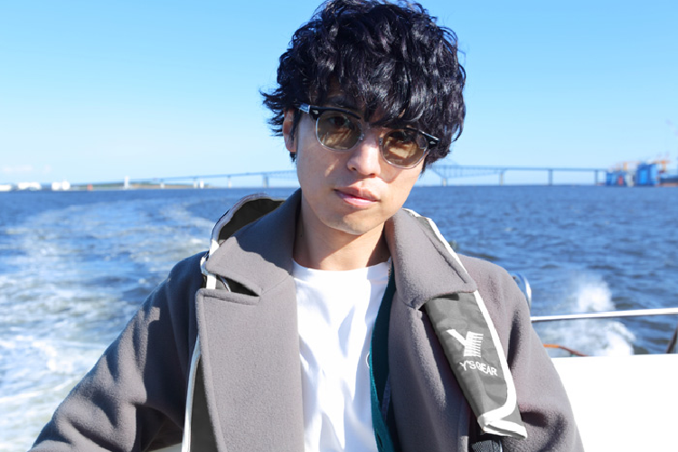クルーザーに乗っている桐山漣さん