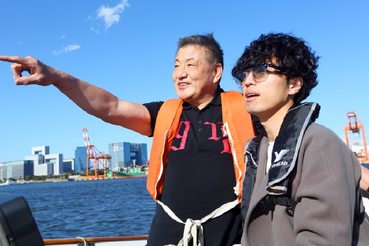 クルーザーを操縦する桐山漣さんと清水ろっかん先生