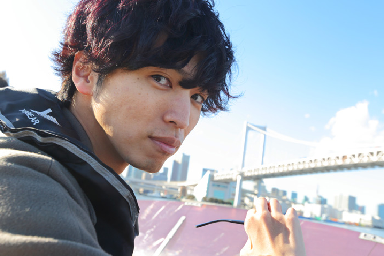 クルーザーに乗っている桐山漣さん