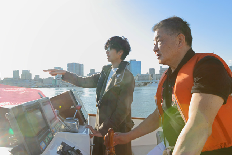 クルーザーを操縦する桐山漣さんと清水ろっかん先生