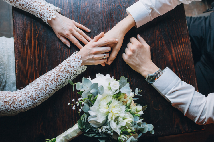 前向きな考えがきっかけ。交際1年以内で男性が「結婚を意識する瞬間」