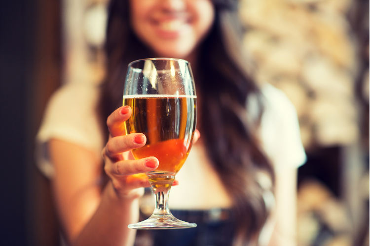 ビールを飲む
