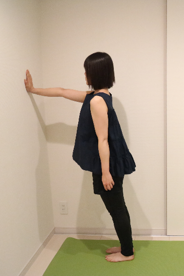 二の腕を引き締める!壁ドントレーニング