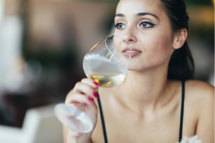 お酒を飲む