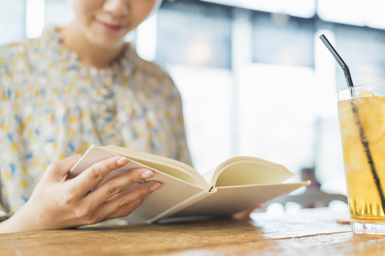 カフェで読書をする女性のイメージ