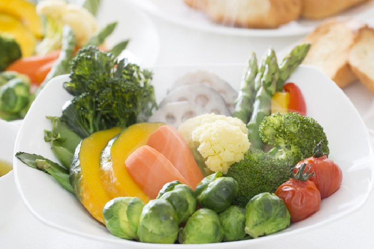 野菜中心のヘルシーな食事のイメージ