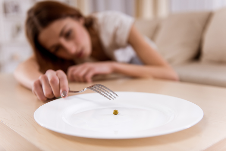 甘いものを食べたくなっている女性のイメージ