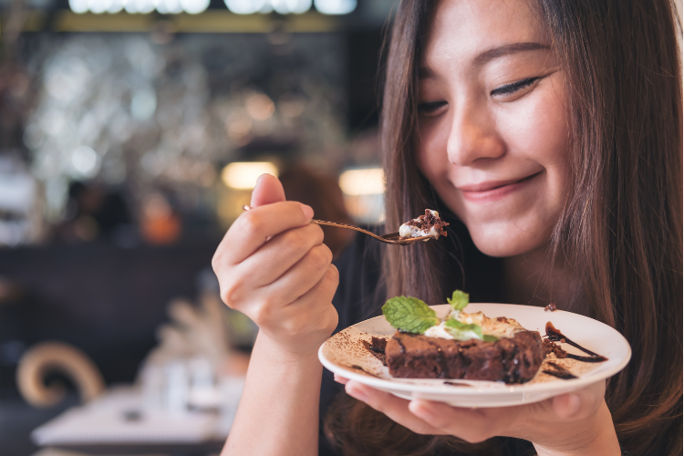 カフェでケーキを食べている女性のイメージ