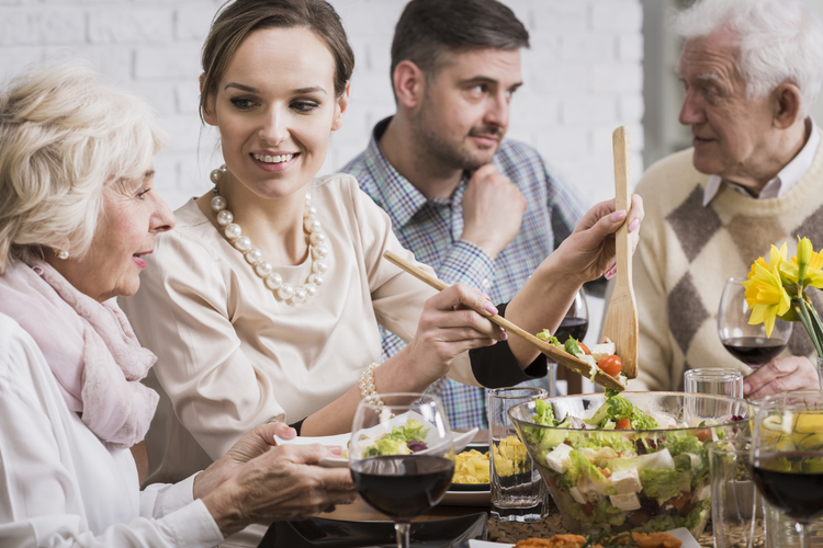 急なお誘いでもOK！彼のお宅での「お食事マナー」