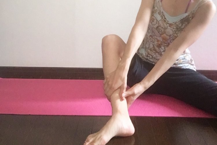 脚をマッサージしているイメージ