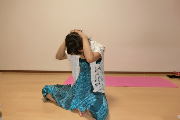 美宅玲子さんが首の前側の筋肉のリリースをしている写真
